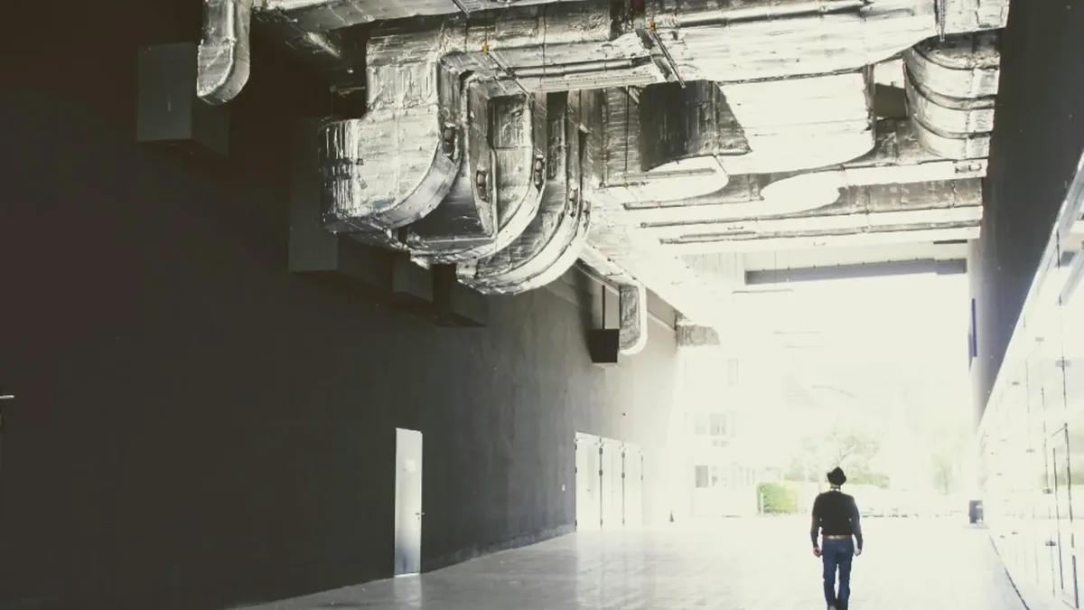 Intervention technique dans un espace intérieur, préparation de la climatisation à domicile