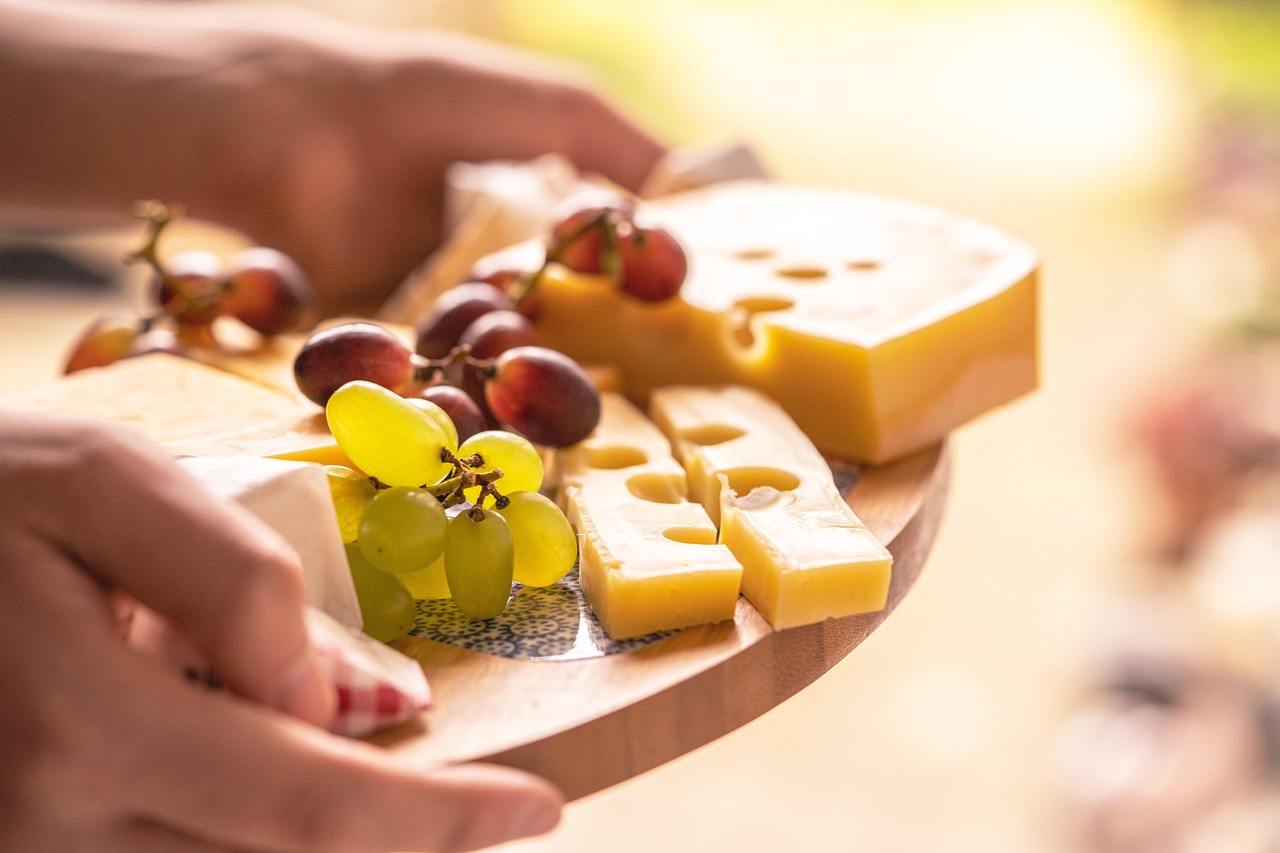 Plateau de fromages variés présentés pour la dégustation