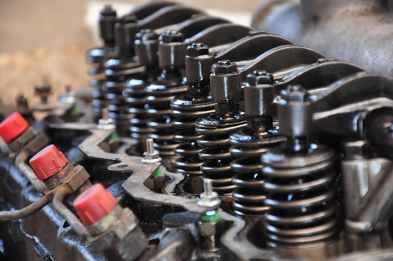 Culasse et soupapes d’un moteur automobile en cours d’intervention