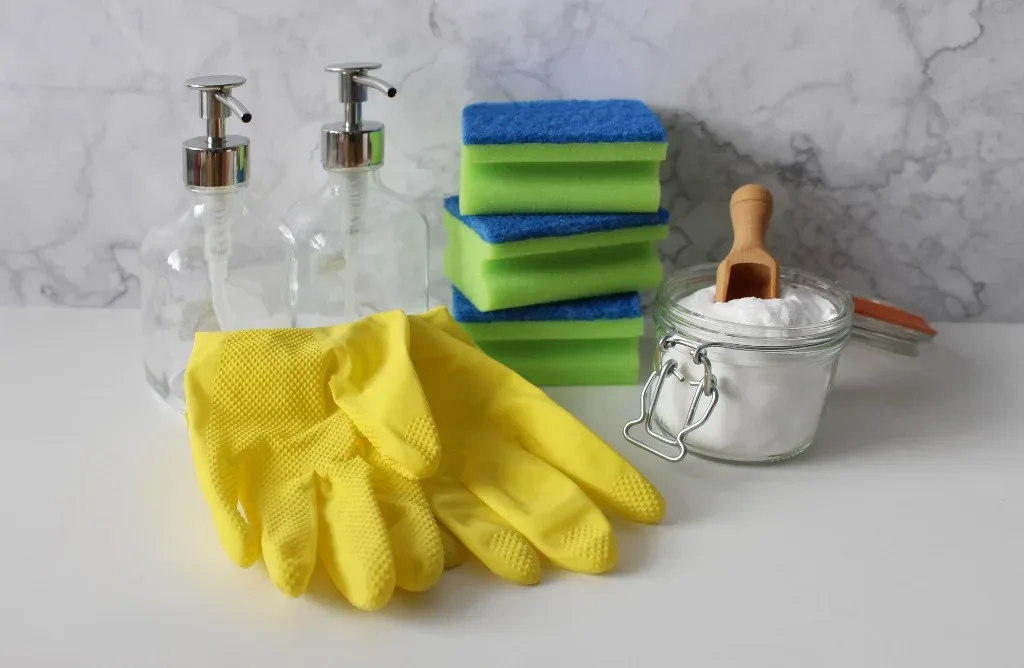 Produits de ménage naturels — gants, éponges et flacons réutilisables