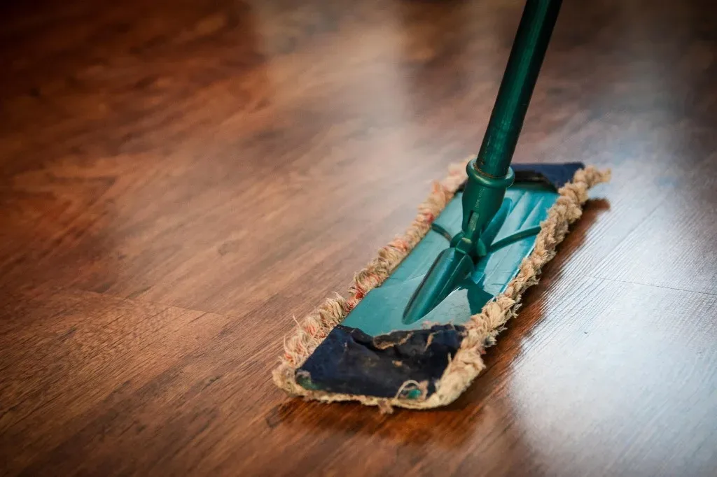 Nettoyage doux d'un parquet en bois avec serpillière microfibre
