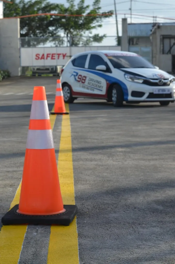 Cônes de signalisation sur piste d'entraînement à la conduite