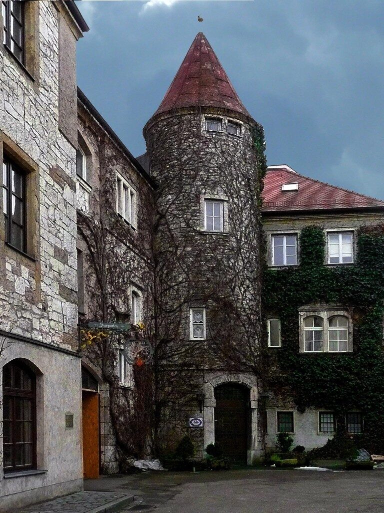 Cour de brasserie historique avec enseigne