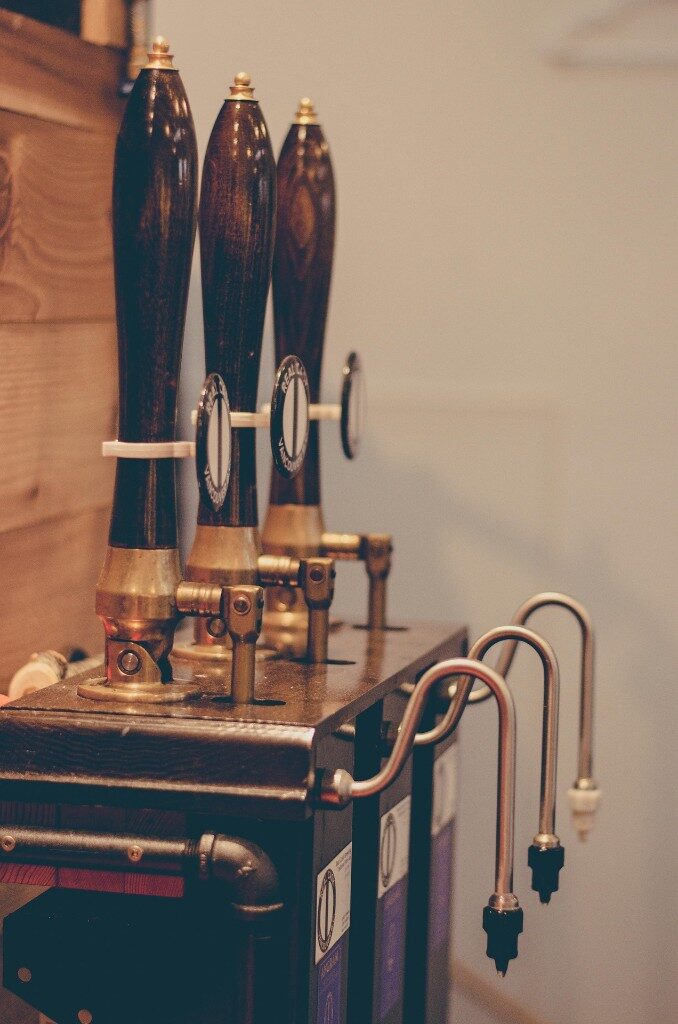 Pompes à bière traditionnelles en bois et laiton