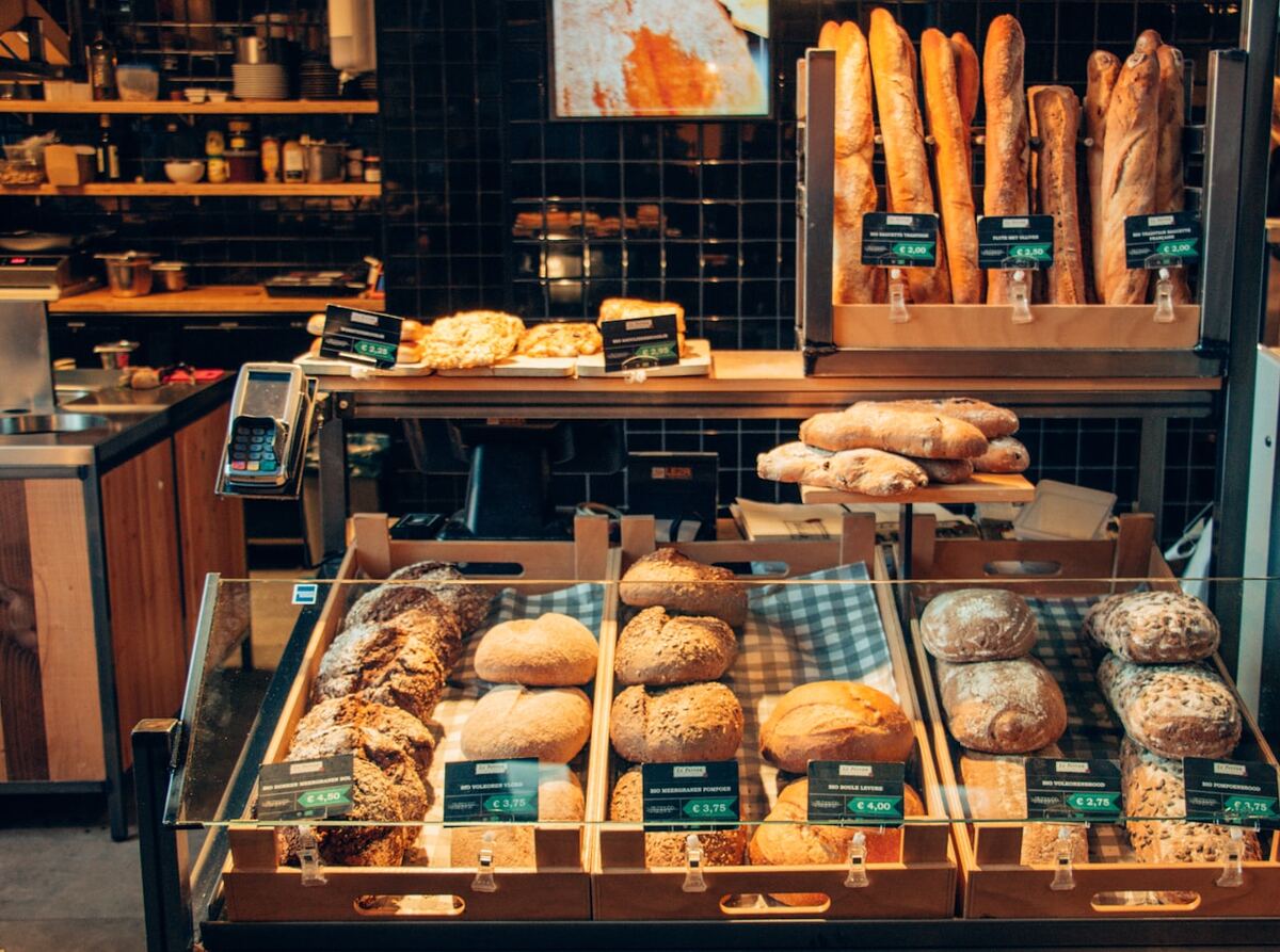 Boulanger travaillant une pâte à pain dans un atelier