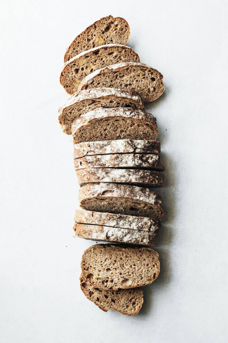 Mie alvéolée d’un pain au levain tranché