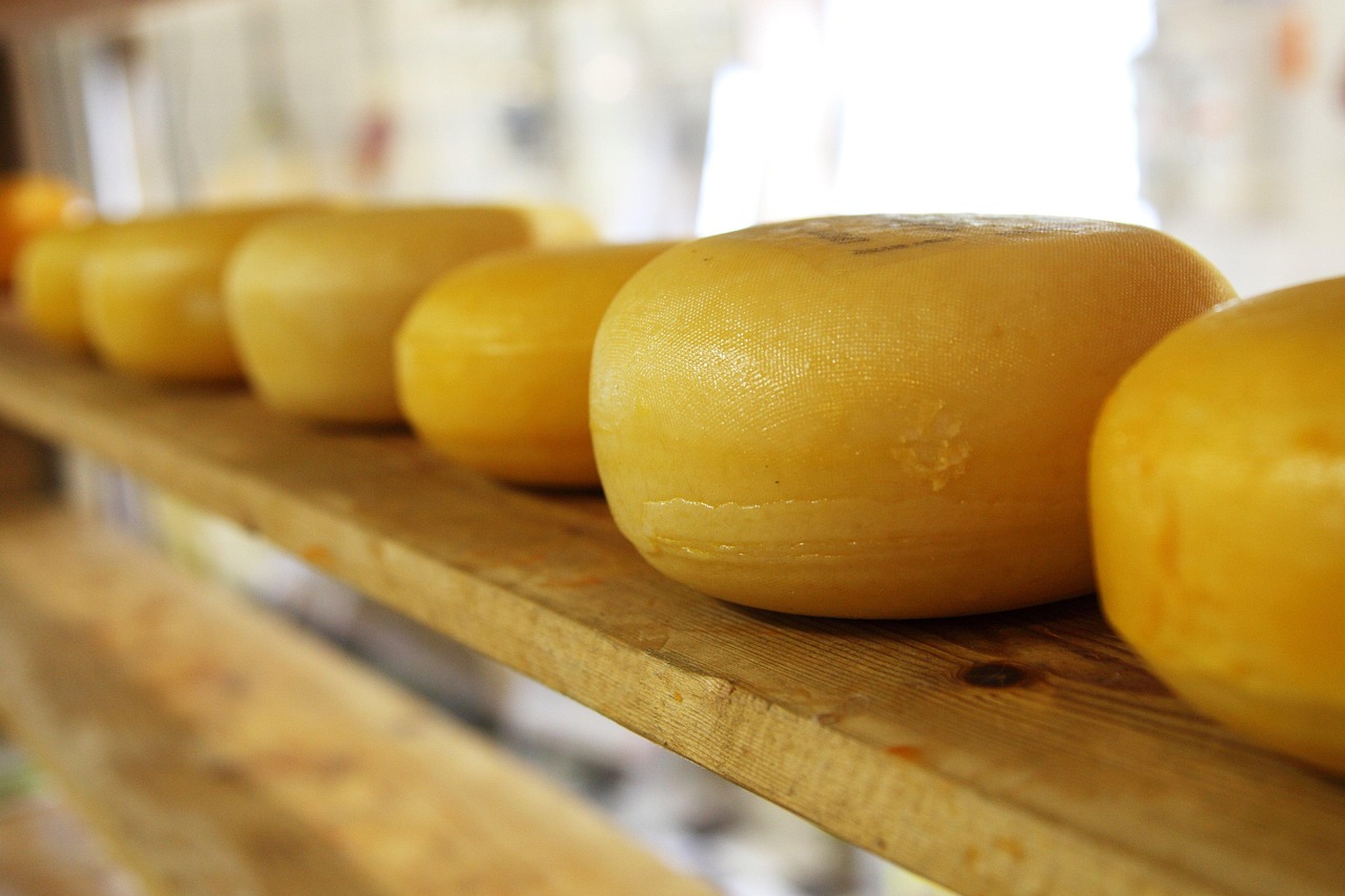 Fromage à croûte fleurie posé sur une planche en bois