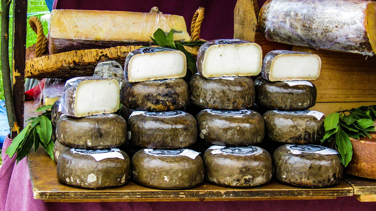 Fromage et pain sur une table rustique, photo illustrative