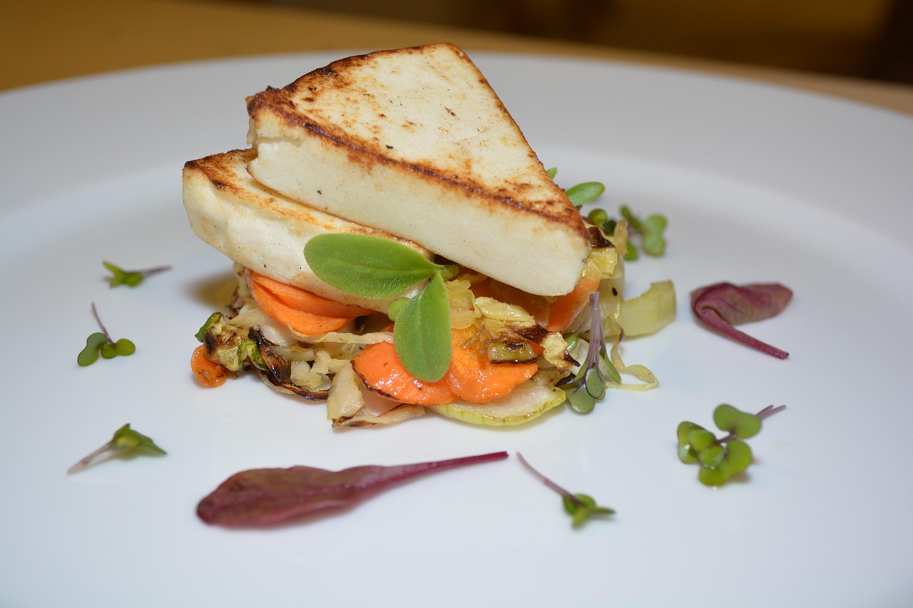 Fromage de chèvre frais parsemé d’herbes sur une assiette