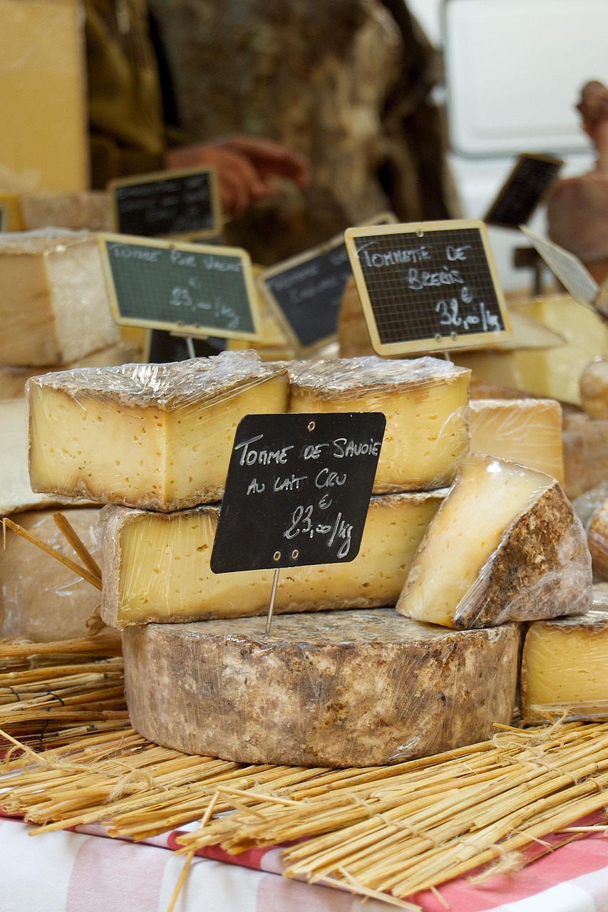 Gros plan d’un fromage tranché en portions