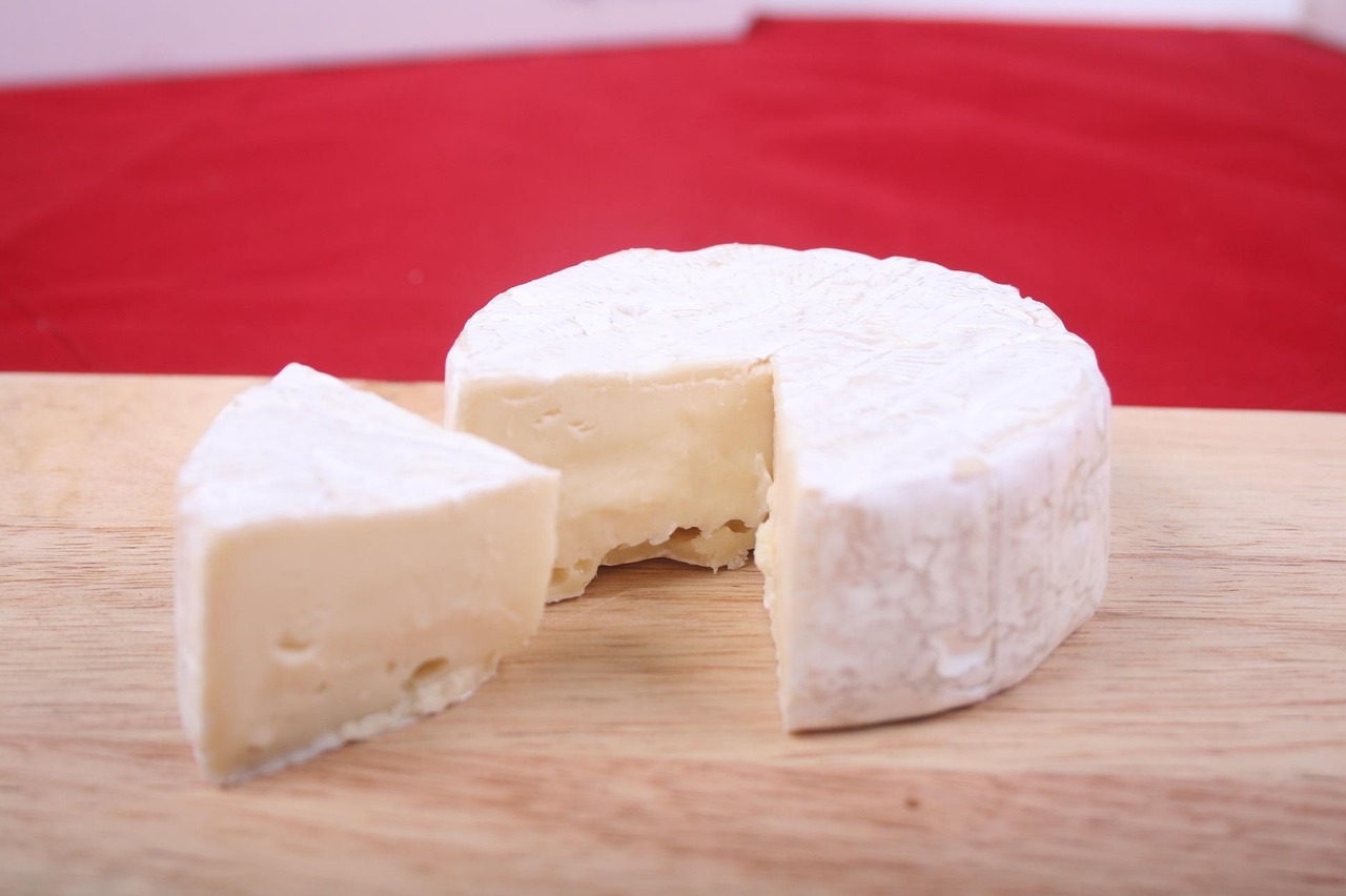 Fromage coupé servi sur une table avec pain