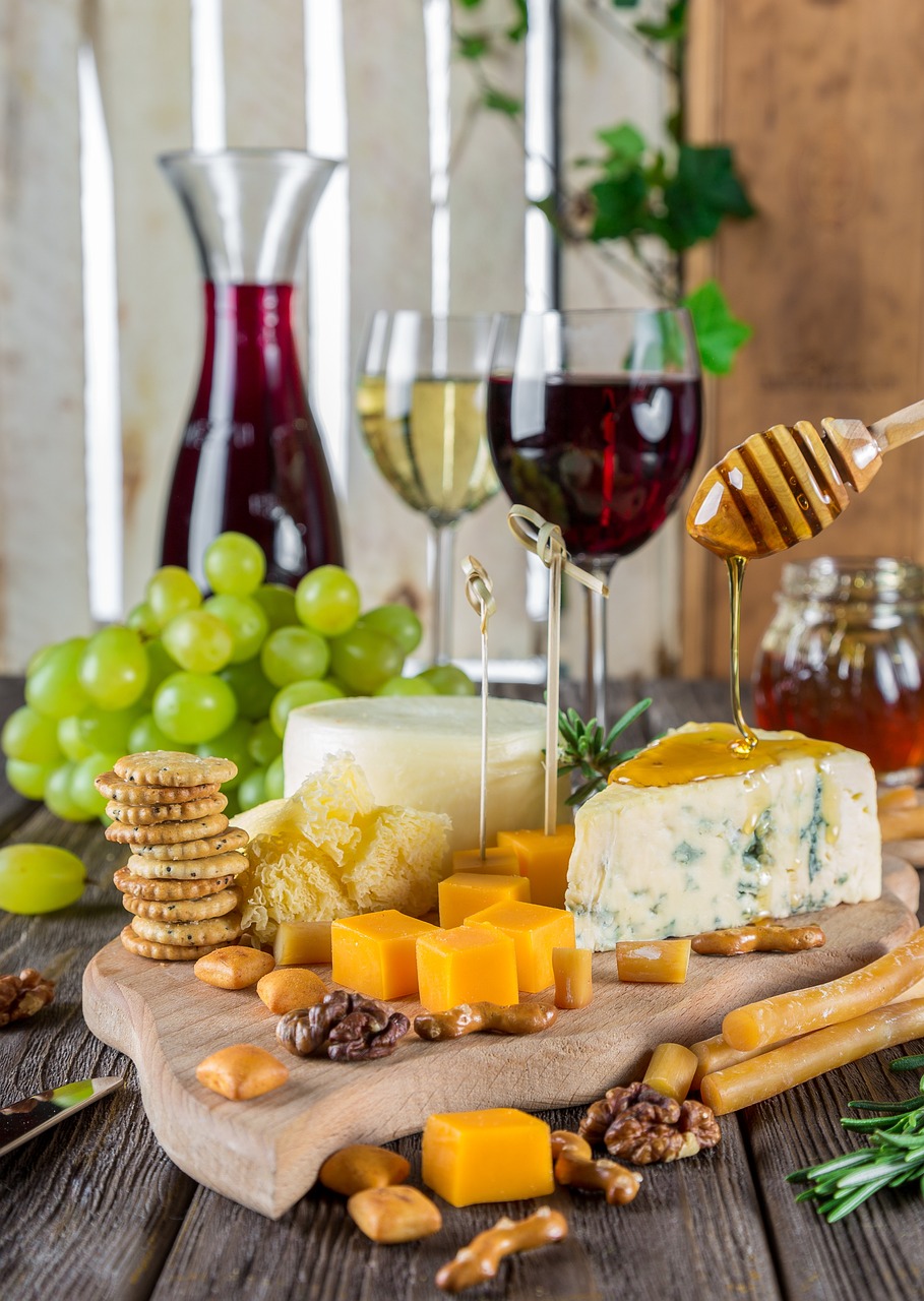 Assortiment de fromages entiers et coupés, croûtes et pâtes variées