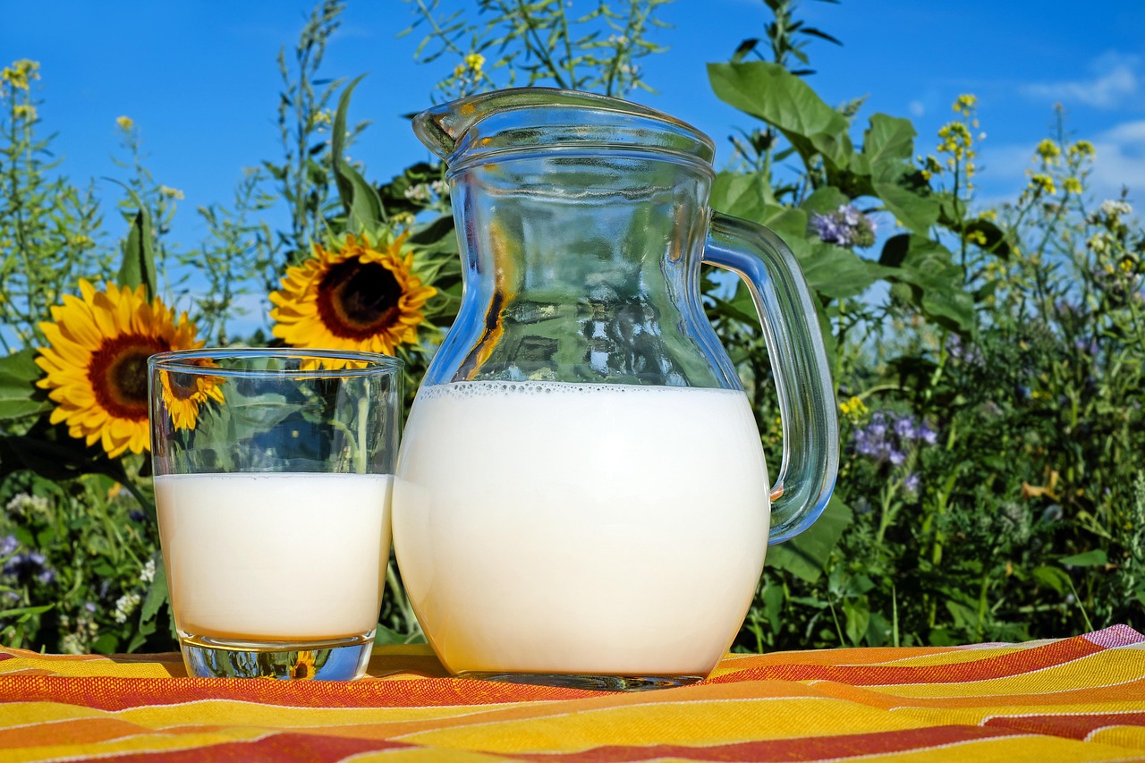 Bouteille en verre remplie de lait sur une table
