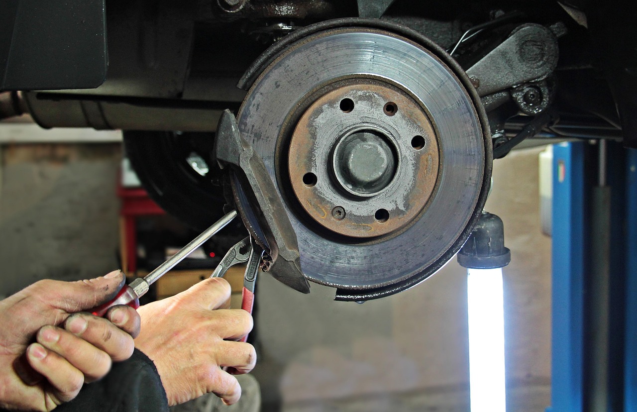 Intervention freinage sous un véhicule — démonstration garage automobile à Guéret