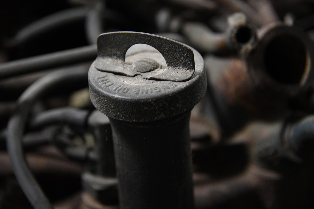 Bouchon de remplissage d’huile moteur dans un compartiment moteur