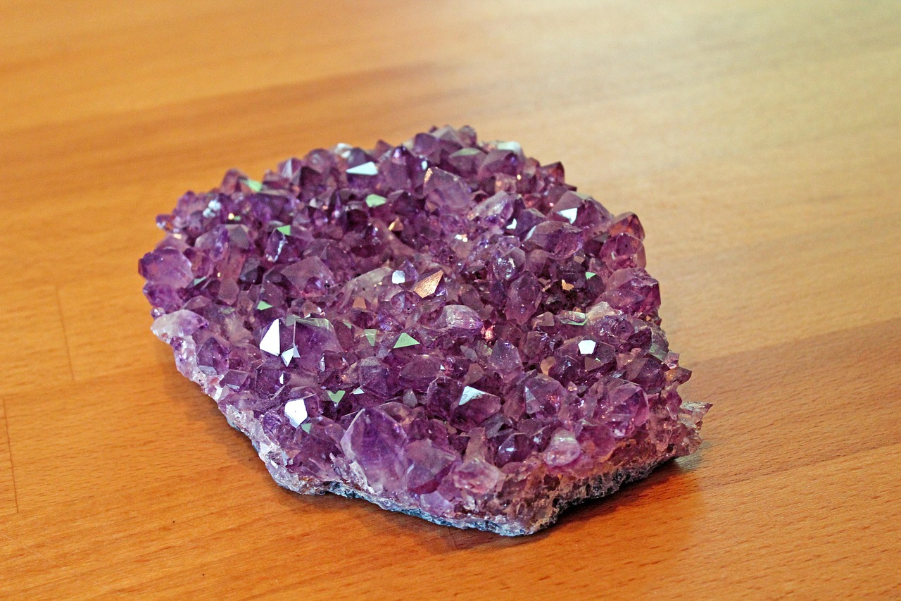 Géode aux cristaux violets